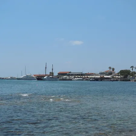 Exclusive Luxury 2 Bedroom Townhouse, Fully Air Conditioned With Large Pool Vakantiehuis Paphos